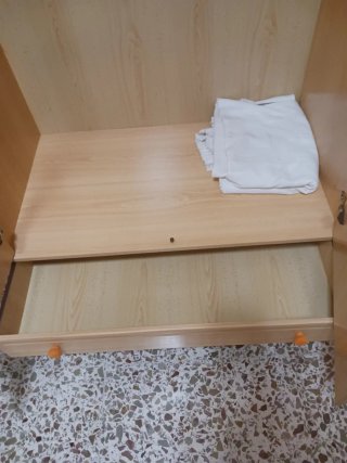Armario de madera beige con cajones