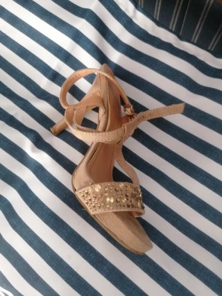 Zapatos de tacón beige y dorados