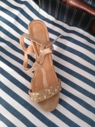 Zapatos de tacón beige y dorados