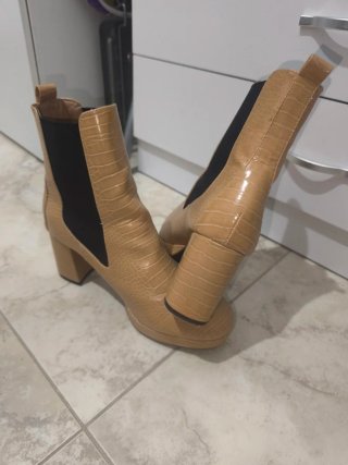 Stivaletti beige tacco effetto coccodrillo