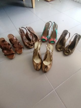 Lote de zapatos beige y multicolor