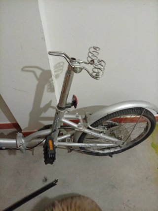 Bicicleta plegablele falta el sillín