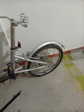 Bicicleta plegablele falta el sillín