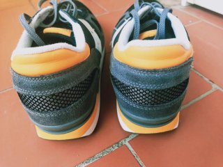 Zapatillas Saucony grises y naranjas