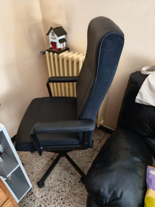 Silla de oficina giratoria negra