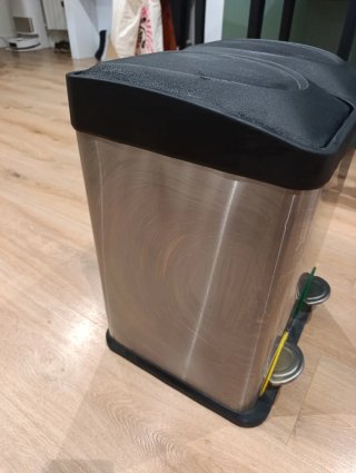 Cubos de basura metálicos dobles