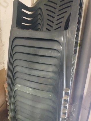 Sillas apilables de plástico grises