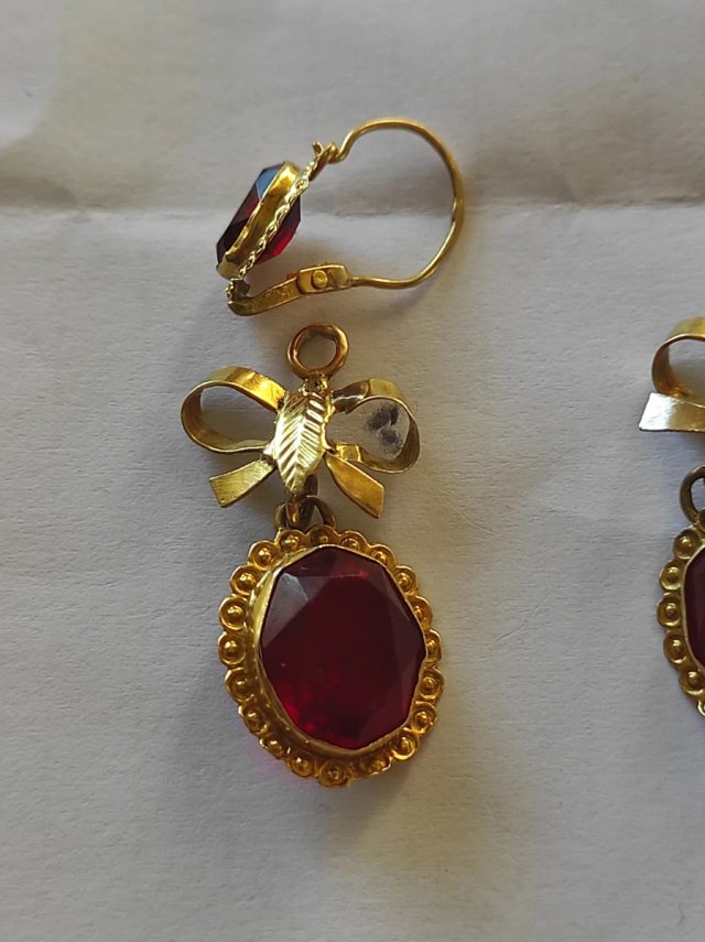 Pendientes de oro 18 kilates con granates.