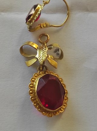 Pendientes de oro 18 kilates con granates.