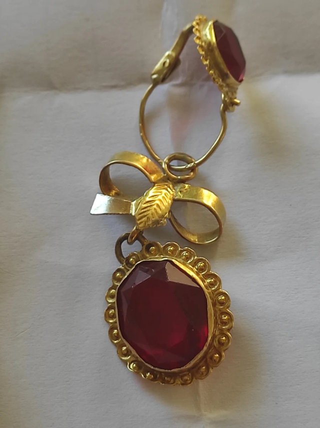 Pendientes de oro 18 kilates con granates.