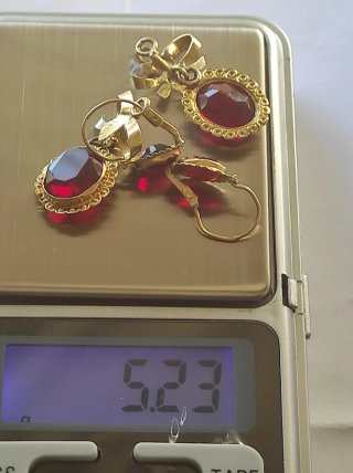 Pendientes de oro 18 kilates con granates.