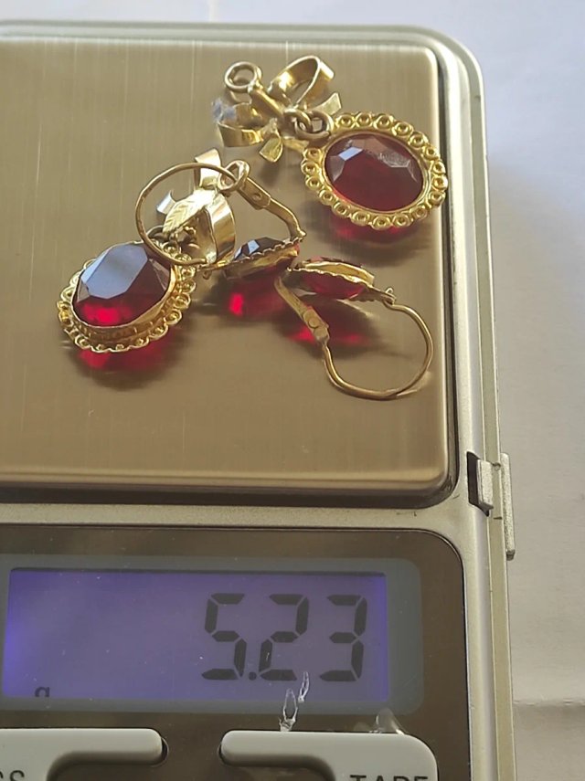 Pendientes de oro 18 kilates con granates.