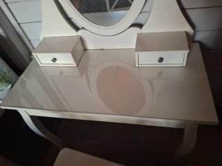 Tocador blanco con espejo y silla