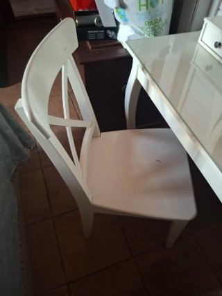 Tocador blanco con espejo y silla