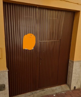 Puerta de garaje marrón
