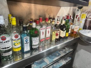 Botellas y accesorios de bar por cierre