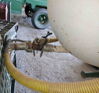Remolque cisterna / cuba agua 2.200L.