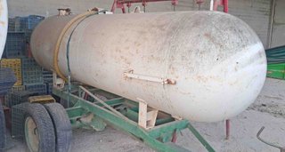 Remolque cisterna / cuba agua 2.200L.