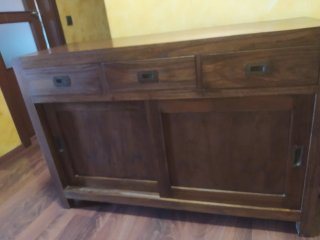 Mueble colonial de madera con puertas correderas