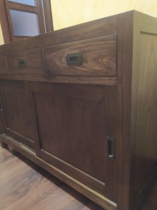 Mueble colonial de madera con puertas correderas