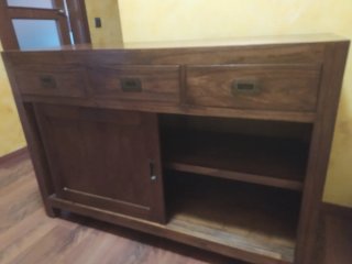 Mueble colonial de madera con puertas correderas