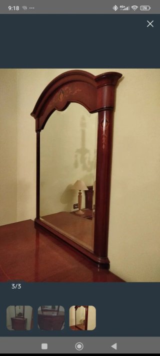 Cómoda de madera con espejo