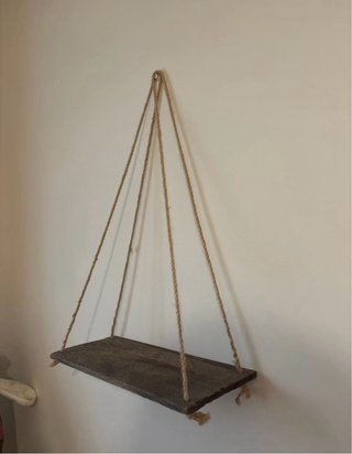 Estantería de madera y cuerda