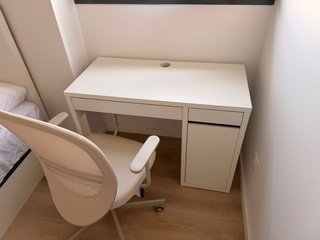 Mesa de oficina y silla blanca