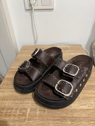 Sandalias Bershka plataforma tachas marrones