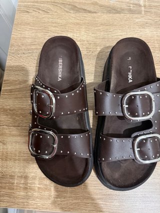 Sandalias Bershka plataforma tachas marrones