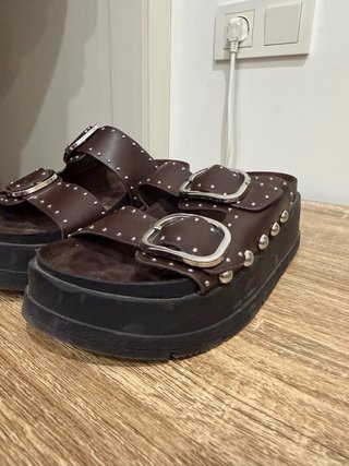 Sandalias Bershka plataforma tachas marrones