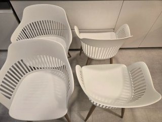 Sillas blancas comodisimas.
