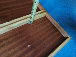 Caja de madera marrón