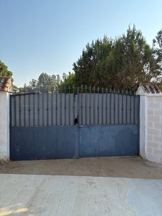 Puerta de hierro forjado