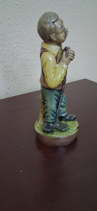 Figura vintage hombre con chaleco y herramienta