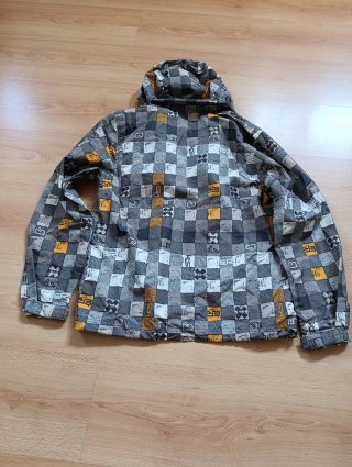 Chaqueta con capucha estampada hombre