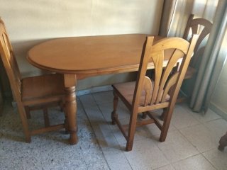 Mesa de comedor con 4 sillas de madera