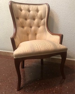 Butaca descalzadora beige y madera