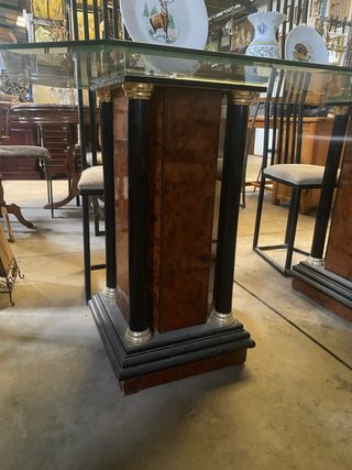 MESA DE CRISTAL CON BASE DE COLUMNAS