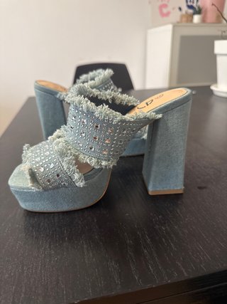 Zapatos de plataforma con tacón y pedrería