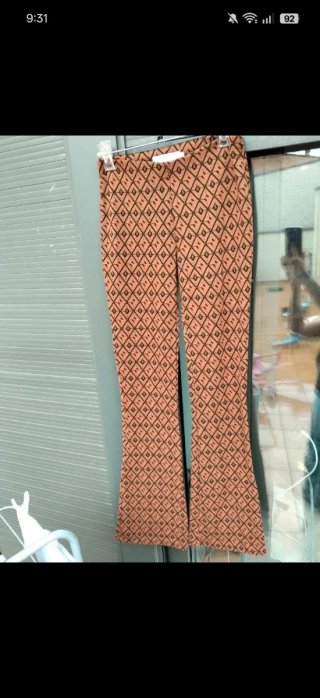 Pantalones de campana con estampado geométrico