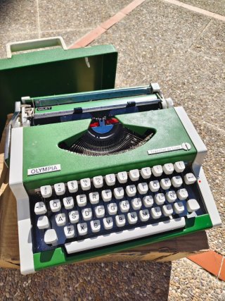 Máquina de escribir Olympia Traveller de luxe