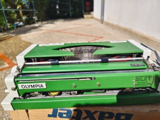 Máquina de escribir Olympia Traveller de luxe