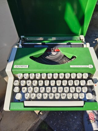 Máquina de escribir Olympia Traveller de luxe