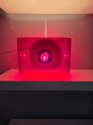 Lámpara de mesa roja transparente