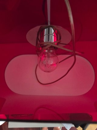 Lámpara de mesa roja transparente