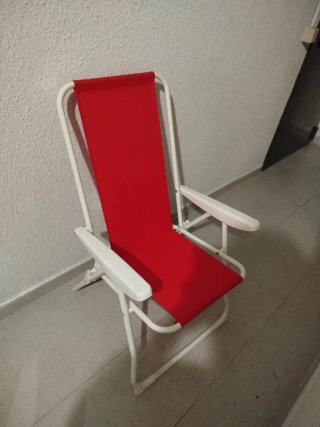 Silla de playa plegable roja y blanca