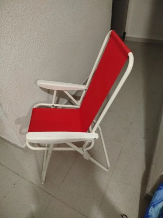 Silla de playa plegable roja y blanca