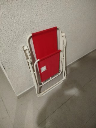 Silla de playa plegable roja y blanca