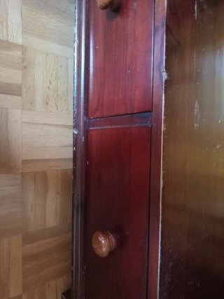 Estantería de madera oscura